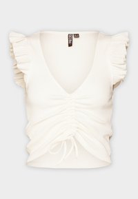 Bílý žebrovaný top s výstřihem do V, krátkými volánkovými rukávy a stahováním detailu na přední straně a po stranách. Hladká textura.