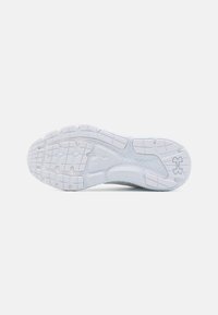 Suela de zapatilla deportiva blanca con goma texturizada, que presenta patrones de cuadrícula y espiga, diseñada para ofrecer agarre y tracción.