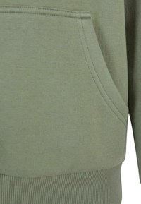 Zielona bluza z kieszenią z przodu, ściągaczami przy mankietach i u dołu oraz gładkim, teksturowanym materiałem.