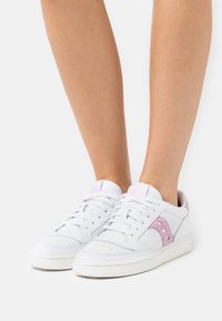 Saucony JAZZ COURT - Sapatilhas - white/pink