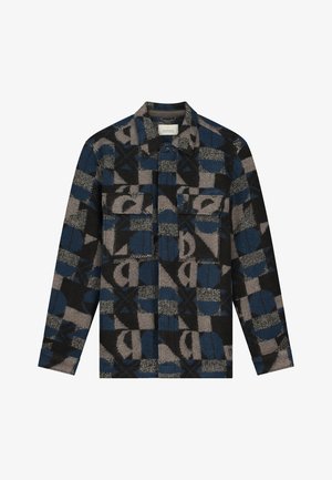 Tkaná košeľa na gombíky s geometrickým vzorom v odtieňoch čiernej, sivej a modrej; má dve náprsné vrecká a golier.