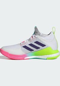 Weißer Sportschuh mit rosa, grünen und lila Akzenten. Verfügt über ein strukturiertes Mesh-Obermaterial, ein markantes Drei-Streifen-Logo und eine gepolsterte Sohle.