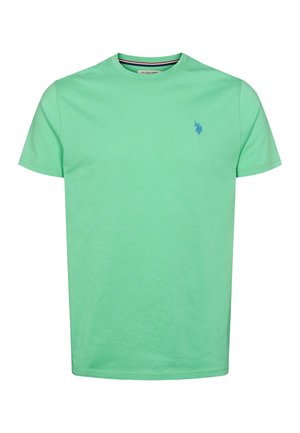 Zielona bawełniana koszulka z okrągłym dekoltem, krótkimi rękawami oraz niebieskim wyhaftowanym logo na lewej piersi. Charakteryzuje się jednolitym kolorem i gładką fakturą.