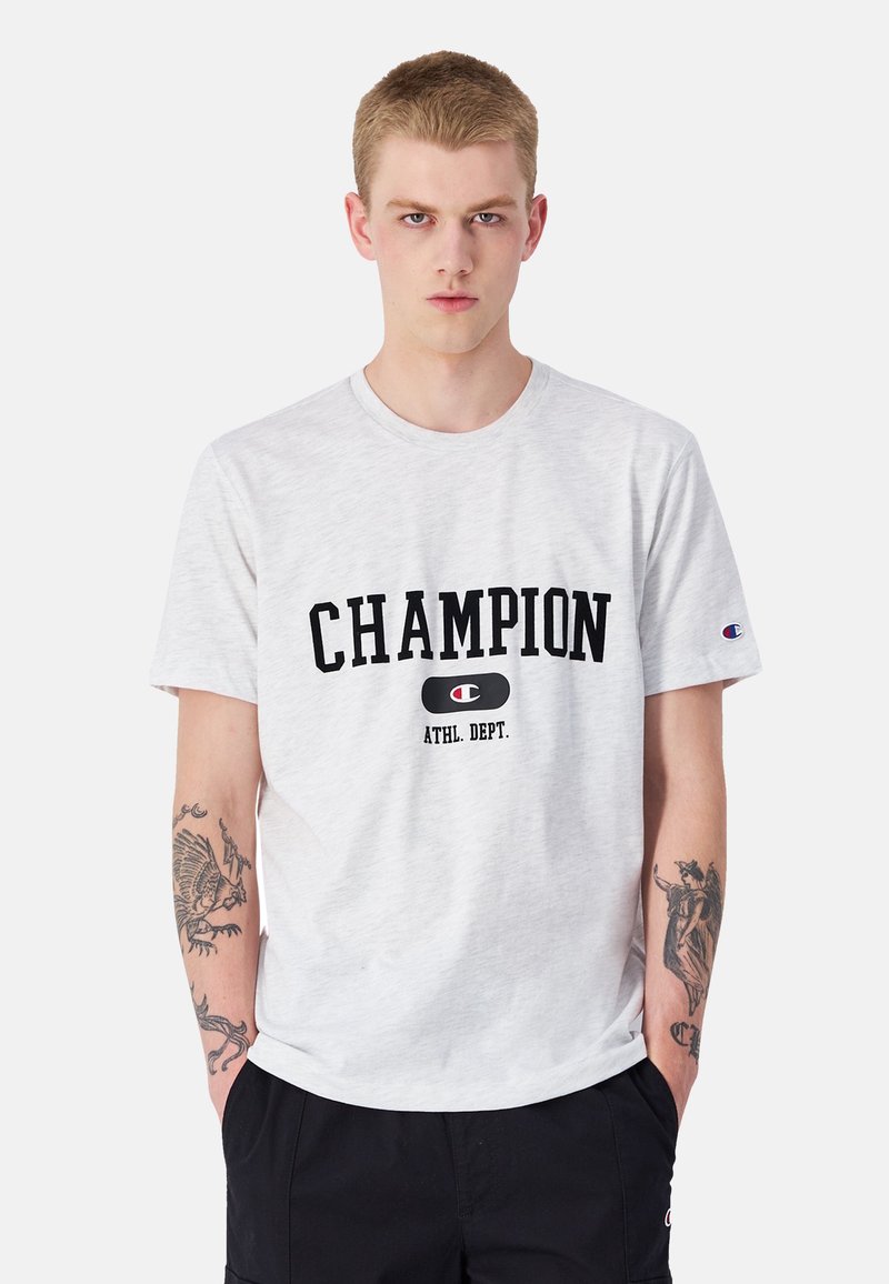 Grijze katoen T-shirt met korte mouwen, met een gedurfde zwarte "CHAMPION" logo en "ATHL. DEPT." tekst boven een klein logo patch.