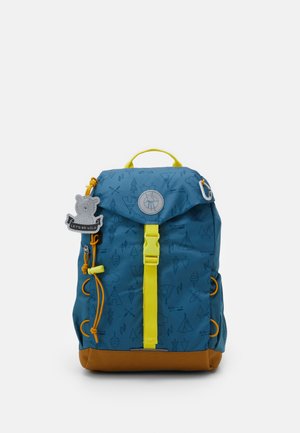 Blauwe rugzak met gele accenten en een bruine onderkant, met geometrische patronen, een trekkoordsluiting en een beer sleutelhanger.