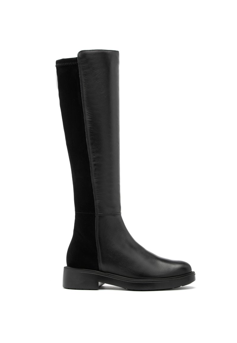 Svarta knähöga stövlar i slätt läder med matt finish. Har en platt sula och en slank, åtsittande skaftdesign.