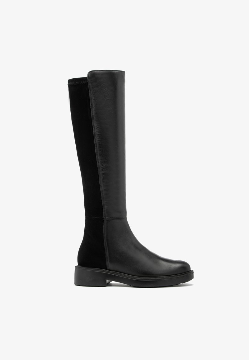 Svarta knähöga stövlar i slätt läder med matt finish. Har en platt sula och en slank, åtsittande skaftdesign.