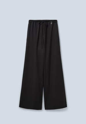 Pantaloni neri a gamba larga con vita elasticizzata, chiusura con cordoncino e dettagli del logo discreti, caratterizzati da una texture di tessuto liscia.