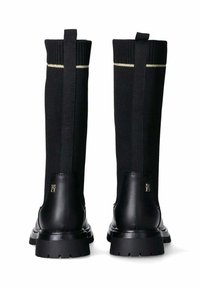 Stivali alla caviglia neri che combinano pelle liscia e maglia testurizzata. Presentano un bordo a coste, una striscia dorata e una suola in gomma resistente.