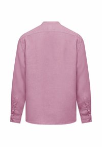 Lange mouwen shirt van effen lichtroze stof. Heeft een eenvoudige kraag en knoopmanchetten, met een naadloos ontwerp aan de achterkant. Zachte textuur.