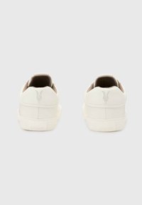 Sneaker bianche in pelle con un design minimalista, caratterizzate da un logo goffrato discreto sulla suola e una suola in gomma testurizzata.