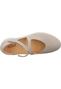 Hellgraue Leder-Ballerina mit einem offenen Schnittdesign und einem schmalen Riemen über dem Spann. Glatte Oberfläche und abgerundete Zehen.