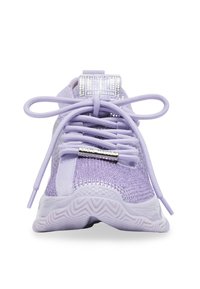 Zapatillas de punto púrpuras con punta redondeada, upper texturizado y suela blanca. Cuenta con cordones decorativos y un acento metálico en la lengüeta.
