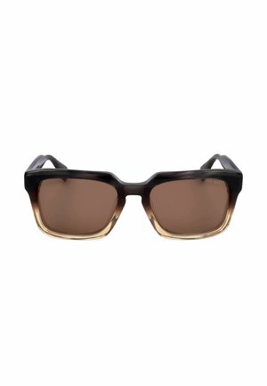 Occhiali da sole quadrati con lenti scurite marroni e montature spesse con gradiente dal nero al marrone.