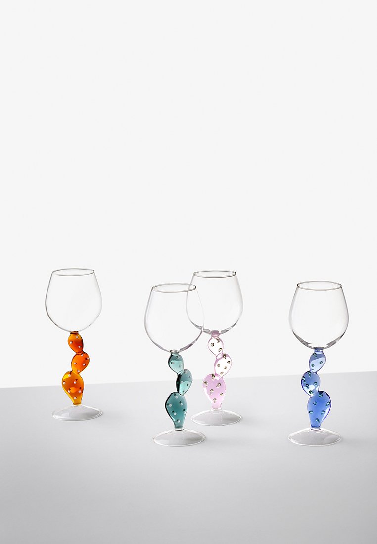 Kolorowe szklanki do wina z przezroczystymi czaszami i unikalnymi podstawami w kolorach pomarańczowym, różowym, turkusowym i niebieskim, z wzorami w kropki.
