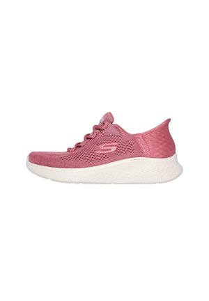 Zapatilla deportiva de malla rosa con puntera redondeada, diseño con cordones y tacón texturizado. Cuenta con una suela blanca acolchada para mayor soporte.