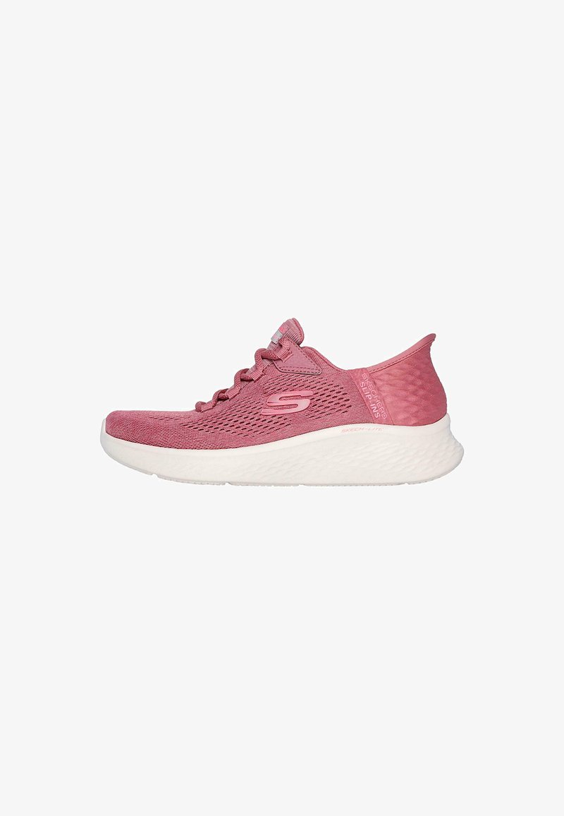 Zapatilla deportiva de malla rosa con puntera redondeada, diseño con cordones y tacón texturizado. Cuenta con una suela blanca acolchada para mayor soporte.