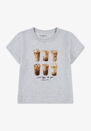 Heather grå kortermet T-skjorte med et grafisk trykk av seks kopper iskaffe med teksten "Iskaffe hele året".