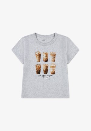 Tricou cu mâneci scurte de culoare gri melanj, cu un imprimeu grafic reprezentând șase căni de cafea cu gheață și o inscripție "Cafea cu gheață tot anul".