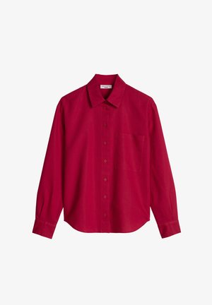 Czerwona koszula z długim rękawem na guziki, z kołnierzykiem i pojedynczą kieszenią na piersi, rozłożona na płasko na białym tle.