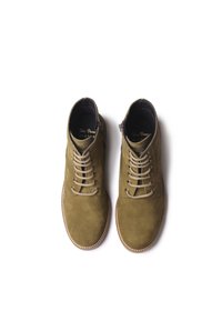 Stivali ankles in suede verde oliva con finitura texturizzata, punta rotonda, sei occhielli e lacci beige a contrasto. Presentano una cerniera laterale per un facile indossamento.