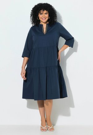Ulla Popken TIERED FLOUNCE PANEL 3/4 SLEEVE MIDI DRESS - Hverdagskjole - marine