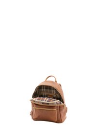 Zaino in cuoio marrone con una tasca frontale con cerniera e una fodera interna a quadretti. Presenta una maniglia superiore e dettagli di cucitura a contrasto.