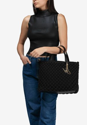 Borsa a tracolla intrecciata nera con una forma strutturata, caratterizzata da accenti in pelle e un dettaglio chiave dorato. Motivo testurizzato su tutta la superficie.