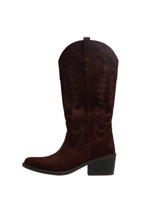 Bota vaquera de ante marrón oscuro con patrones decorativos cosidos y un tacón apilado de altura media.