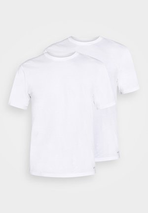 Deux t-shirts en coton blancs à manches courtes et col rond. Texture lisse, sans motifs visibles, coupe standard.