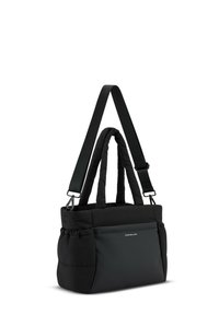 Mustat pehmeät olkalaukku säädettävällä olkahihnalla, kaksinkertaisilla yläkahvoilla ja sivuhelmoilla. Liukas pinta ja minimalistinen muotoilu.