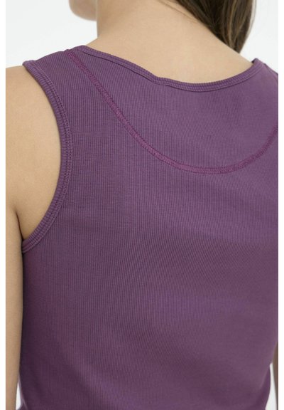 Top a canotta rigata viola con scollatura rotonda e spalline larghe. Il tessuto ha una texture liscia con dettagli di cucitura a contrasto.