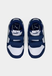 Μπλε και λευκά παπούτσια για νήπια με ιμάντες Velcro, υφή από συνθετικό υλικό, στρογγυλή μύτη και λογότυπο Puma στη γλώσσα και στο πλάι.