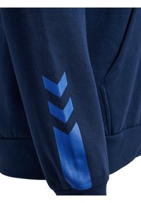 Sweat-shirt marine à texture douce, avec trois bandes en chevron bleues sur la manche et un bord-côte élastique en bas.