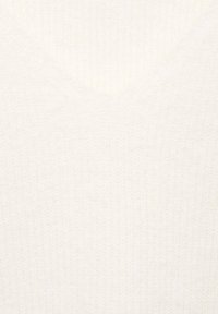 Hellbeiger Strickpullover mit V-Ausschnitt, weichem Stoff und durchgehendem Rippmuster. Keine sichtbaren Logos oder Verzierungen.