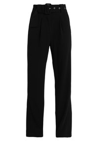 Svarta byxor med vida ben, med ett bälte i midjan, veck fram och en slät tyggtextur.