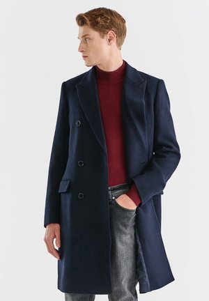 - Klasyczny płaszcz