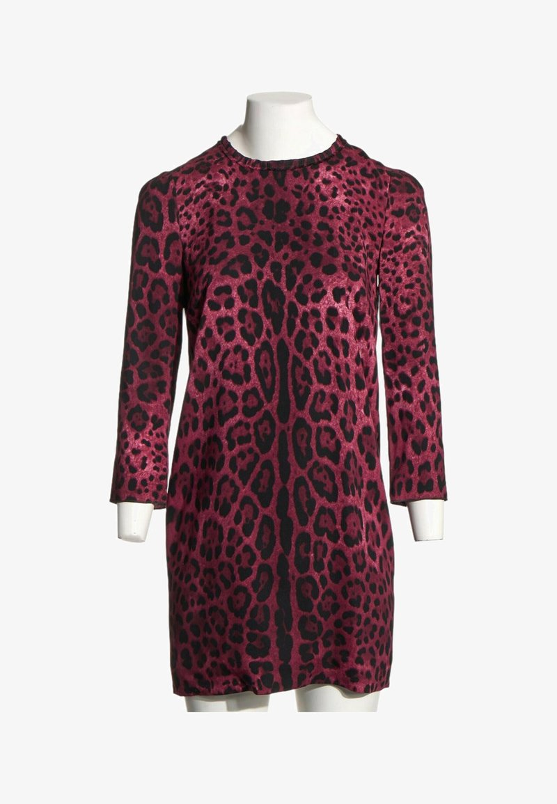 Robe à manches longues, longueur genou, avec un motif léopard brillant rose foncé et noir sur un mannequin blanc.