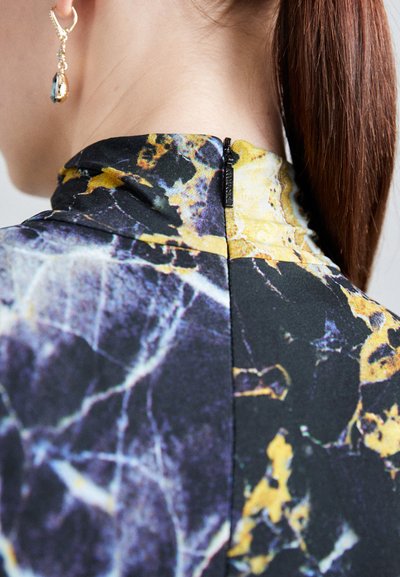 Roberto Cavalli DRESS - Φόρεμα από ζέρσεϊ - nero/giallo