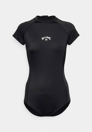 Costum de baie negru cu mânecă scurtă, fabricat dintr-un material elastic, având un guler fals, fermoar în spate și un logo alb Billabong pe piept.