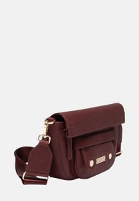Bordeaux leren crossbody tas met een klep, gouden hardware accenten, een geweven detail aan de voorkant en een verstelbare schouderriem.