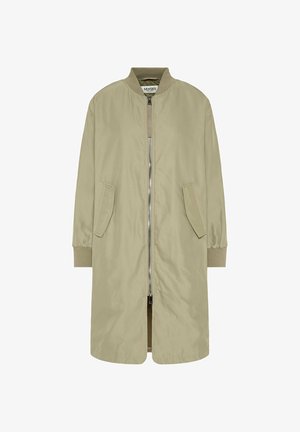 Khakifarbener langer Mantel mit rundem Ausschnitt, silbernem Reißverschluss, gerippten Bündchen und seitlichen Aufsatztaschen. Glatte Oberfläche und minimalistisches Design.