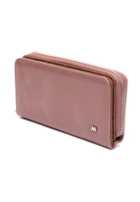 Mauve Lederwallet mit silbernem Reißverschluss und kleinem silbernen "M"-Logo auf der Vorderseite, leicht geneigt auf weißem Hintergrund abgebildet.