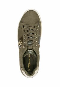 Sneaker verde olive realizzata in suede e materiali sintetici. Presenta una chiusura con lacci rotondi, accessori in tonalità oro e suola in gomma bianca.