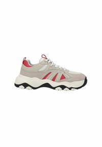 Scarpe sportive grigie chiare con accenti rossi, parte superiore testurizzata, chiusura con lacci e suola bianca spessa con modelli di battistrada neri.