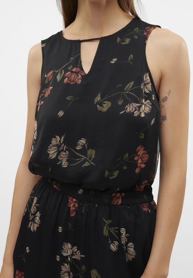 Černé bezramínkové šaty s výstřihem do V a malým detailem ve tvaru klíčové dírky. Obsahují květinový vzor v tlumených růžových a zelených tónech. Volný silueta, strukturovaná tkanina.