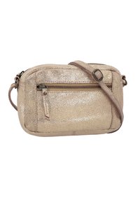 Piccola borsa a tracolla beige glitterata con tasca frontale con zip e tracolla regolabile su uno sfondo bianco.
