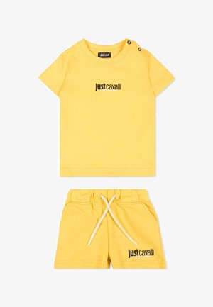 Set per bambino composto da t-shirt a maniche corte gialla e pantaloncini con logo "Just Cavalli Little Room", bottoni automatici sulle spalle e vita con coulisse.