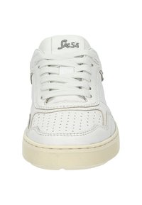 Weiße Leder-Sneaker mit perforierten Details, flachen Schnürsenkeln und einer Gummisohle. Enthält gestickte Akzente und eine strukturierte Außensohle.