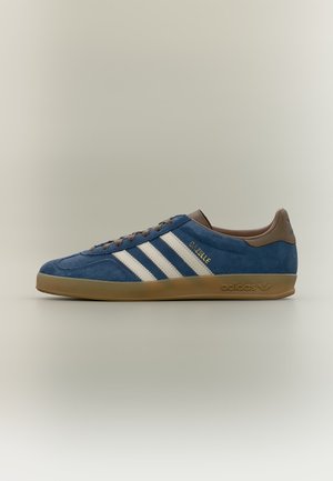 adidas Originals, GAZELLE INDOOR UNISEX - Zapatillas - night indigo/off white/earth strata